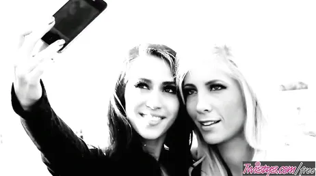 April O'Neil et Tasha Reign jouent avec leurs chattes, quelles filles merveilleuses..