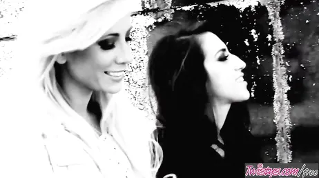 April O'Neil et Tasha Reign jouent avec leurs chattes, quelles filles merveilleuses..