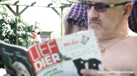 Das junge Mädchen fängt an, ihren geliebten Großvater zu ficken, Inzest!
