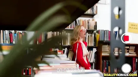 Jag fångar hur hon onanerar på biblioteket, hur kåt hon är...