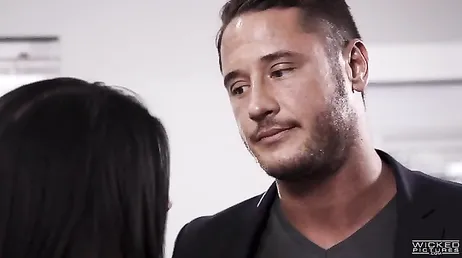 Lo stagista scopa con il suo capo, una mora molto appassionata di sesso