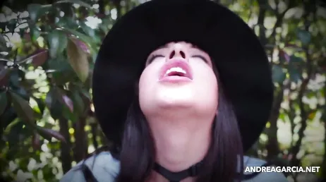 Denna colombianska sprider sina ben för att ge sig själv mycket nöje..