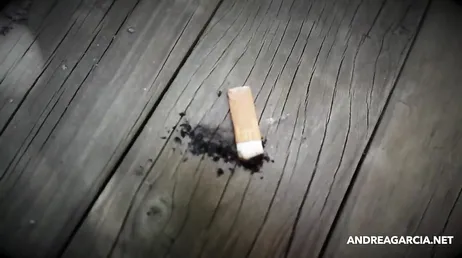 Denna colombianska sprider sina ben för att ge sig själv mycket nöje..
