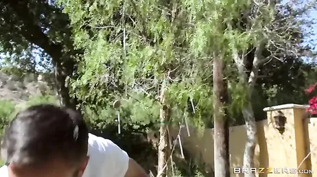 Angelica Taylor pours water on her tits, she likes to show off..
