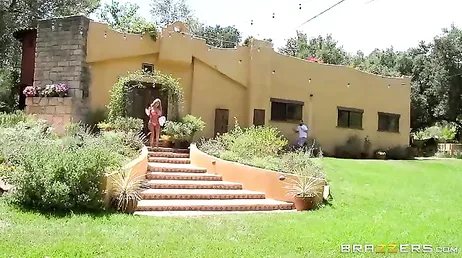 Angelica Taylor pours water on her tits, she likes to show off..