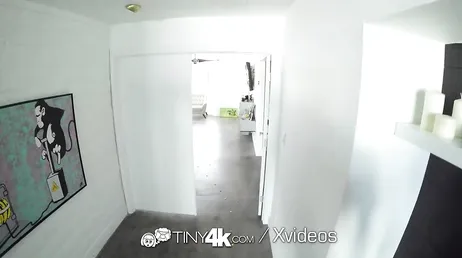En väldigt ond skolflicka att knulla, hur hon rider på kuken..