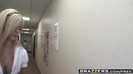 Il direttore del centro scopa la studentessa più troia, una bionda..