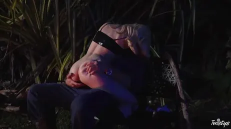 Comme c'est romantique, ils commencent à baiser devant le feu de joie...