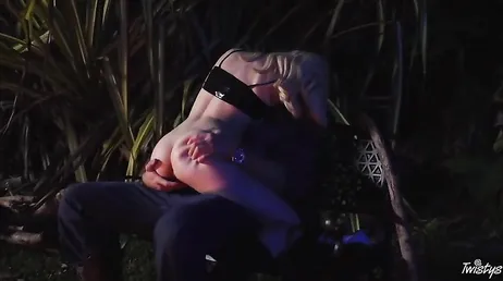 Comme c'est romantique, ils commencent à baiser devant le feu de joie...