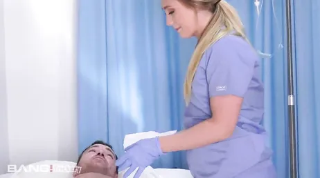 L'infirmière se met en pompe pour qu'il puisse la frapper très fort