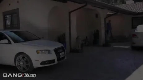 L'infirmière se met en pompe pour qu'il puisse la frapper très fort