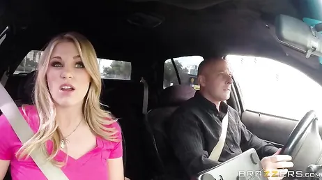 Scarlet Red genießt den guten Schwanz von Johnny Sins