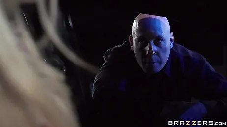 Scarlet Red genießt den guten Schwanz von Johnny Sins