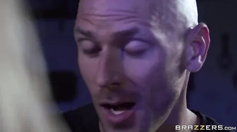 Scarlet Red genießt den guten Schwanz von Johnny Sins