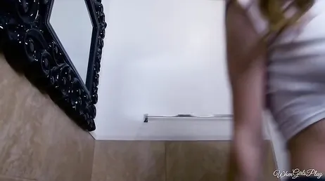 La nièce et la tante commencent à se manger la chatte dans la salle de bain