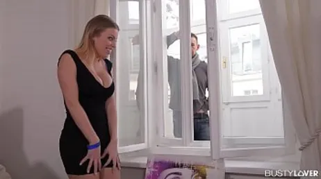 Quand mon voisin met sa bite entre mes seins, ça m'excite...