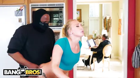Loira AJ Applegate fodida por um ladrão negro muito dotado