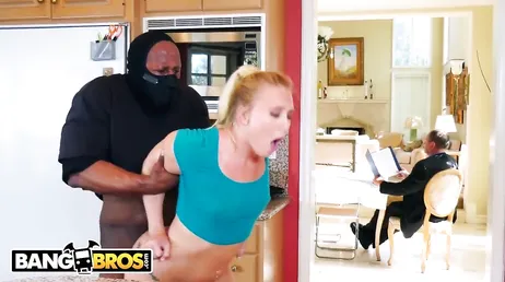 Loira AJ Applegate fodida por um ladrão negro muito dotado