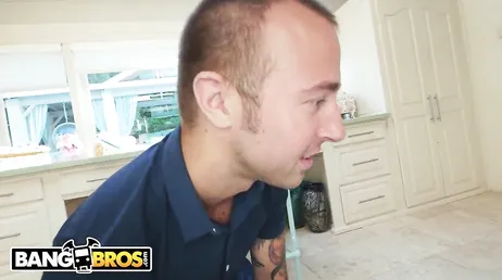 Hur den duktiga kuken kommer in i slampan Abella Dangers rövhål