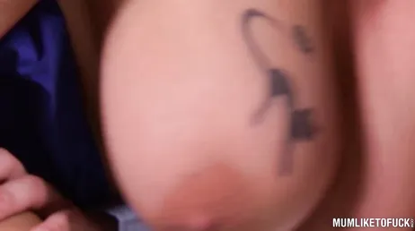 Dona Anissa Jolie fazendo um ménage à trois com dois bons amigos..