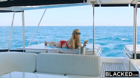 Brandi Love curtindo um bom pau negro em alto mar