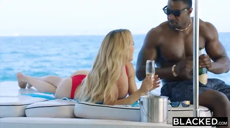 Brandi Love curtindo um bom pau negro em alto mar