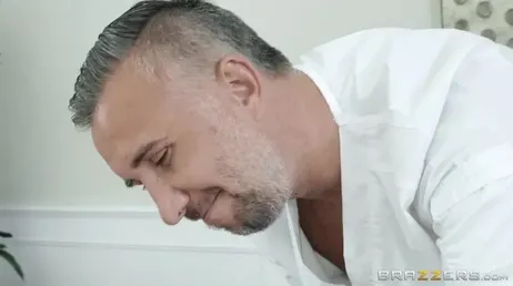 Massören lägger händerna på grisen när det slutar med att han knullar henne..