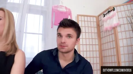 Deze man voelt zich hulpeloos als hij ziet dat zijn vrouw door een andere man wordt geneukt