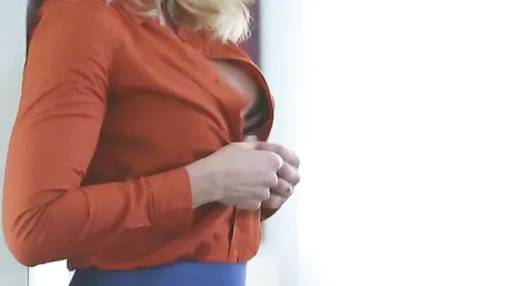 Ich sehe zu, wie meine Tochter ihren Freund fickt, und ich möchte sie auch ficken!