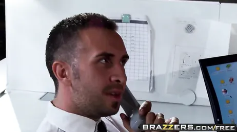 Le nouveau stagiaire reste nu dans mon bureau, que dois-je faire ?