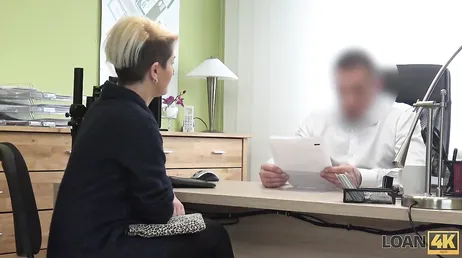 Han gör allt i intervjun för att få din uppmärksamhet