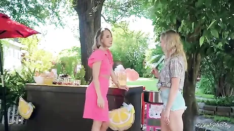 Grilldagen slutar i ett enormt lesbiskt knull..