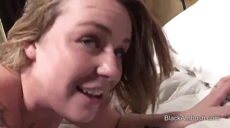 Den bystiga ryskan gör en porrcasting och får sperma i sig!