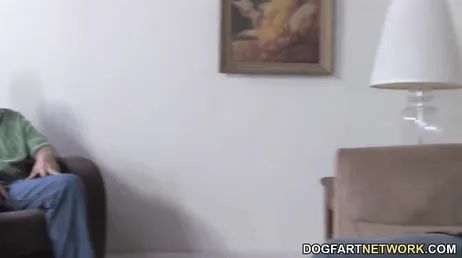 Violet Monroe prefere o pau do negro ao do marido..