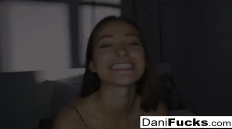 Die Schlampe Dani Daniels wacht auf und ist fickbereit