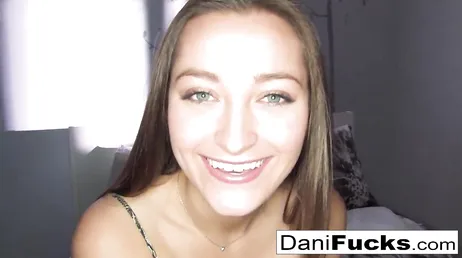 Die Schlampe Dani Daniels wacht auf und ist fickbereit