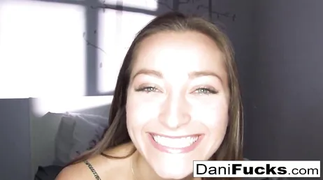 Die Schlampe Dani Daniels wacht auf und ist fickbereit