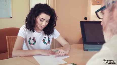O velho finalmente convence a neta a fazer um boquete nele