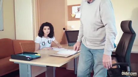 O velho finalmente convence a neta a fazer um boquete nele