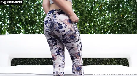 Seu primeiro casting pornô e ela tem que foder com um negro