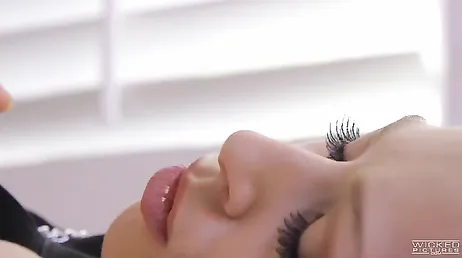 Zoey Monroe ist eine untreue Frau, die weiß, wie man betrügt