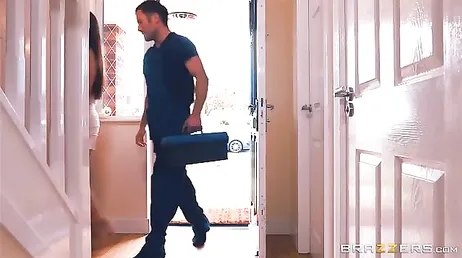 C'était clair, à la fin la maîtresse de maison finit par baiser le plombier