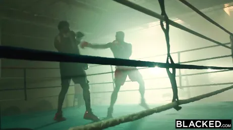 A repórter vai ser fodida pelos dois boxeadores, vai acabar nocauteada!