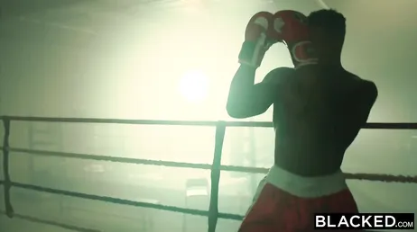 A repórter vai ser fodida pelos dois boxeadores, vai acabar nocauteada!