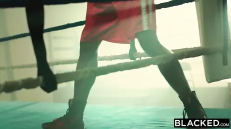 A repórter vai ser fodida pelos dois boxeadores, vai acabar nocauteada!