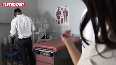 Die Krankenschwestern sind sehr bösartig und ficken diesen Arzt sehr hart