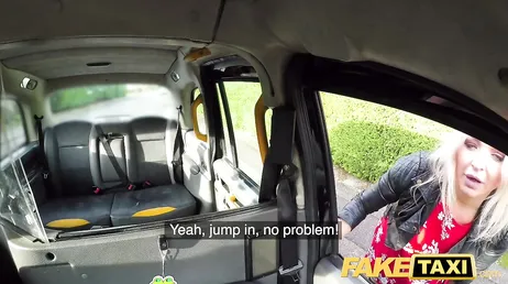 Sie ist überrascht von dem riesigen Schwanz, den dieser Taxifahrer hat