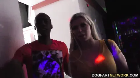 Die blonde Barbie Sins frisst einen guten Schwanz und endet mit einem Analsex