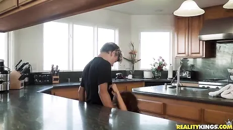 Die Mutter meiner Freundin steht nackt vor mir: Was für große Titten!