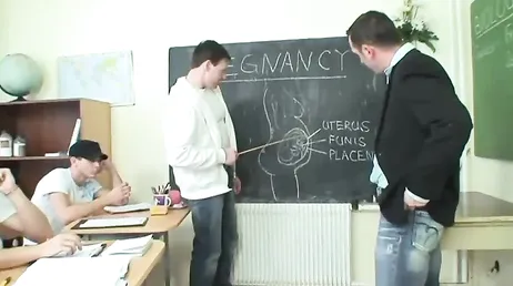 Schwangere Schülerin lässt sich von der Lehrerin und ihren Klassenkameraden ficken